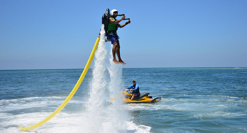 アドレナリン全開で水の力で空中ジャンプ ジェットパック バリ島 マリンスポーツ トキメキのバリ島観光 バリ島厳選トキメキのバリ島観光10プラン