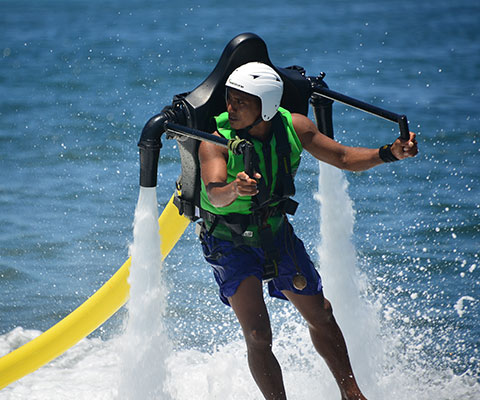 アドレナリン全開で水の力で空中ジャンプ ジェットパック バリ島 マリンスポーツ トキメキのバリ島観光 バリ島厳選トキメキのバリ島観光10プラン